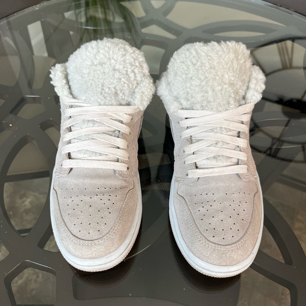 Nike Air Jordan 1 Low SE Sherpa Fleece Size 7.5 Women's - Picture 3 of 5